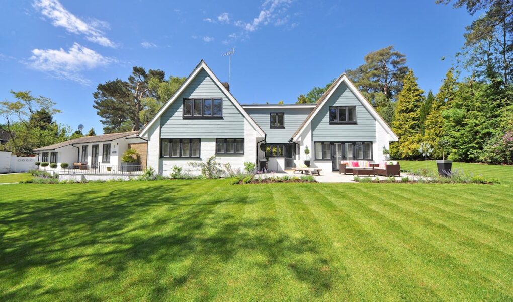 Beautiful house with a lawn in the front yard.