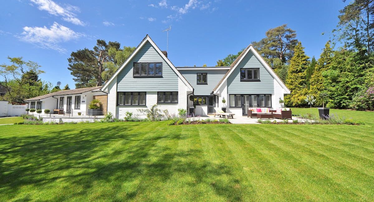 Beautiful house with a lawn in the front yard.