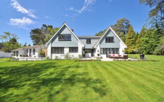 Beautiful house with a lawn in the front yard.