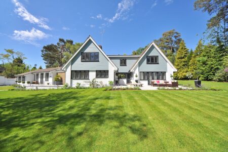 Beautiful house with a lawn in the front yard.